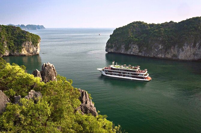 2 Days Era Cruise in Halong Bay and Lan Ha Bay from Hanoi - Lunch while the ship enters Lan Ha Bay