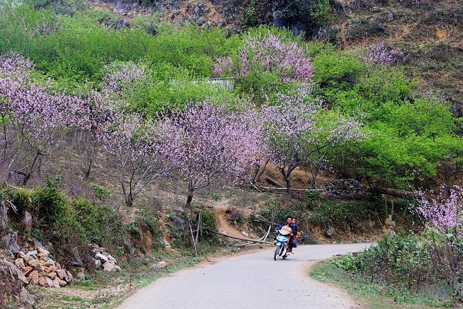 2 Days Sapa Trekking In Cat Cat And Ta Van Village From Hanoi - Leaving Hanoi before sunrise