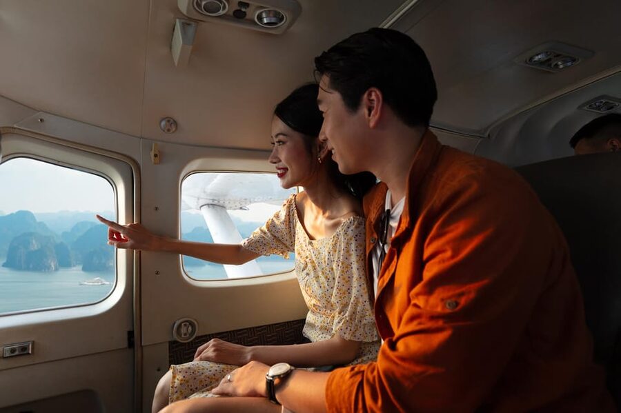 25 minutes sightseeing flight in Halong Bay by Seaplane - Planning the flight around a cruise