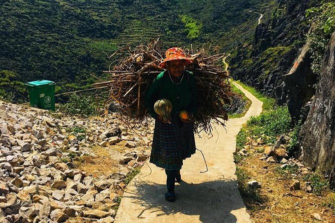 3D2N PRIVATE CAR TOUR + ENGLISH SPEAKING DRIVER (Private rooms) - Why a private car makes sense on the Ha Giang Loop