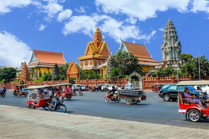 Authentic of Vietnam & Cambodia Tour - full package - Days 10 and 11: Crossing into Phnom Penh