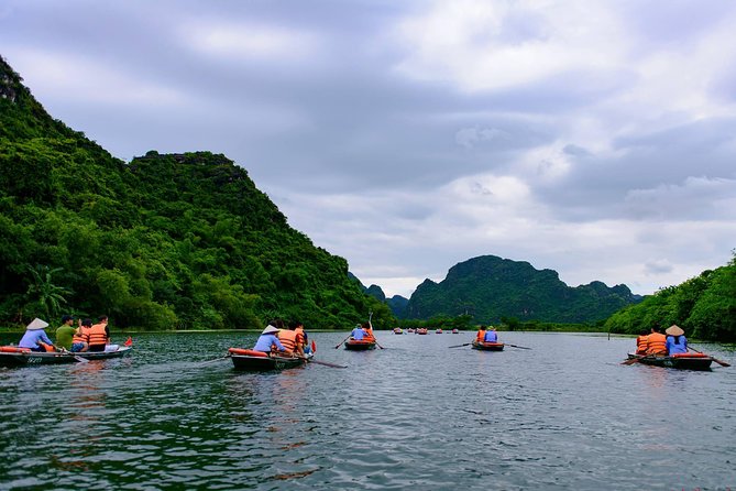 Bai Dinh- Mua Cave and Trang An boat trip - Bai Dinh Pagoda and its giant statues