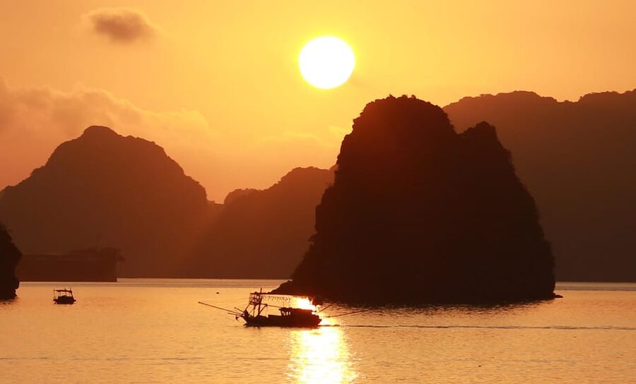 Bai Tu Long Bay 2 Days 1 Night With Renea Cruise - Thien Canh Son Cave and Hon Co Island