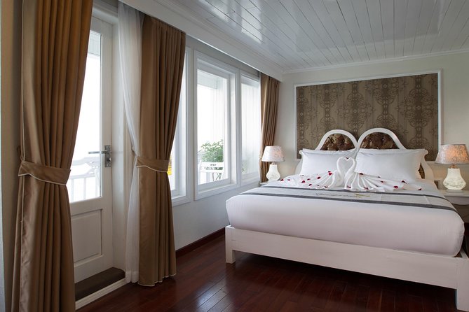 Bai Tu Long bay Luxury Cruise 2D/1N: Less touristy places, Kayaking, full meals - What to pack for two days on the bay