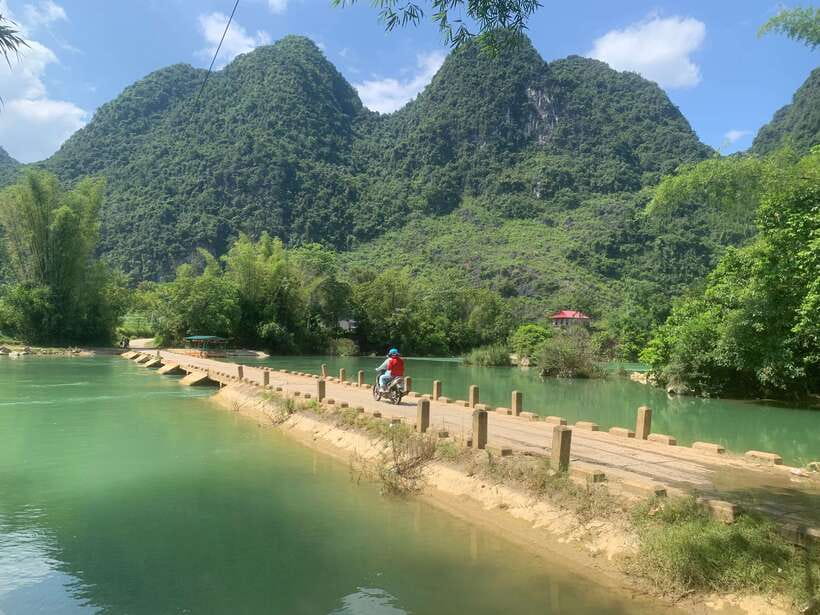 Ban Gioc Waterfall - God Eyes Mountain 1 Day By Car - The guides make a practical difference