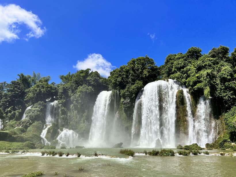 Cao Bằng: Ban Gioc Waterfall Full-Day With Local Guide - Ban Gioc Waterfall and the border river