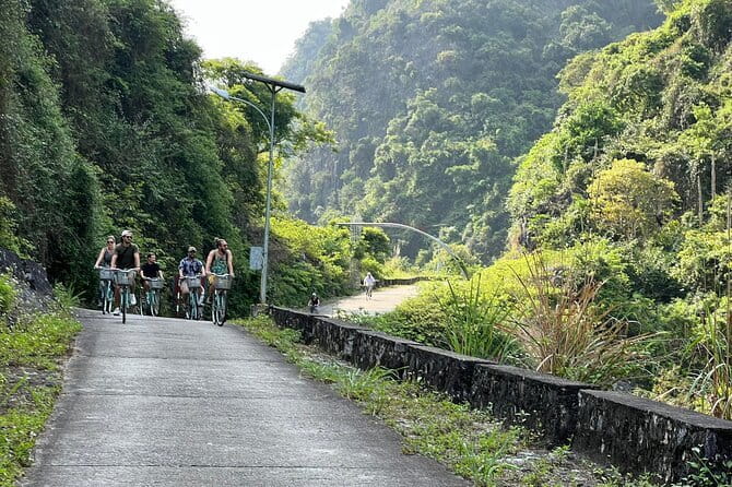 Cat Ba: Lan Ha Bay & Ha Long Bay Boat Trip, biking, kayakin,lunch - The guides and the group atmosphere