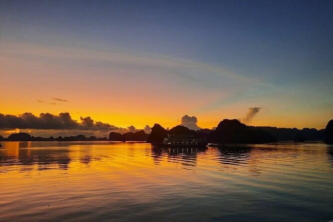 Cat Ba: Sunset & Bioluminescent Kayaking on Lan Ha Bay - Dinner on board from 5:45 pm to 6:45 pm