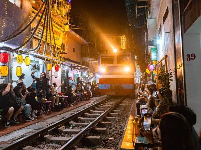 (EN/JP)Private tour with a local friend & Train Street visit - Why Train Street is the main event