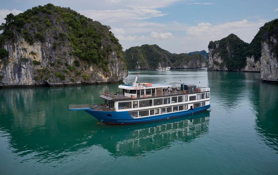 From Halong: 2 Days / 1 night with Halong - Lan Ha tour - Who will enjoy this cruise most