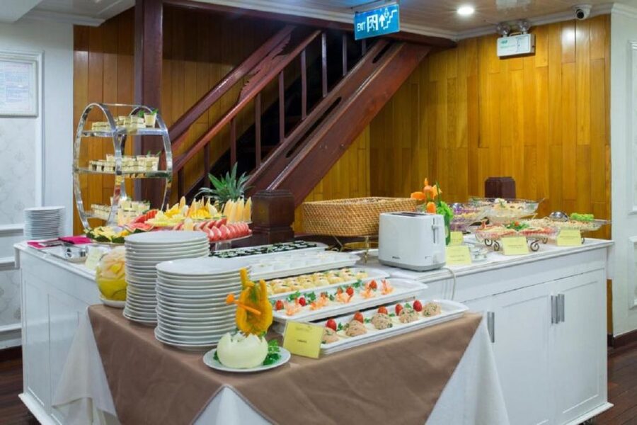 From Hanoi: 2-Day Bai Tu Long Bay Luxury Cruise with Jacuzzi - Food and service are the strongest points