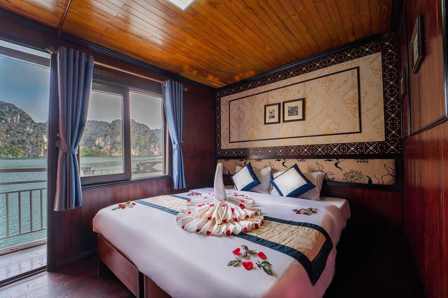 From Hanoi: 2-Day Ha Long Bay Boat Tour - Sung Sot Cave and the crowds at the famous stops