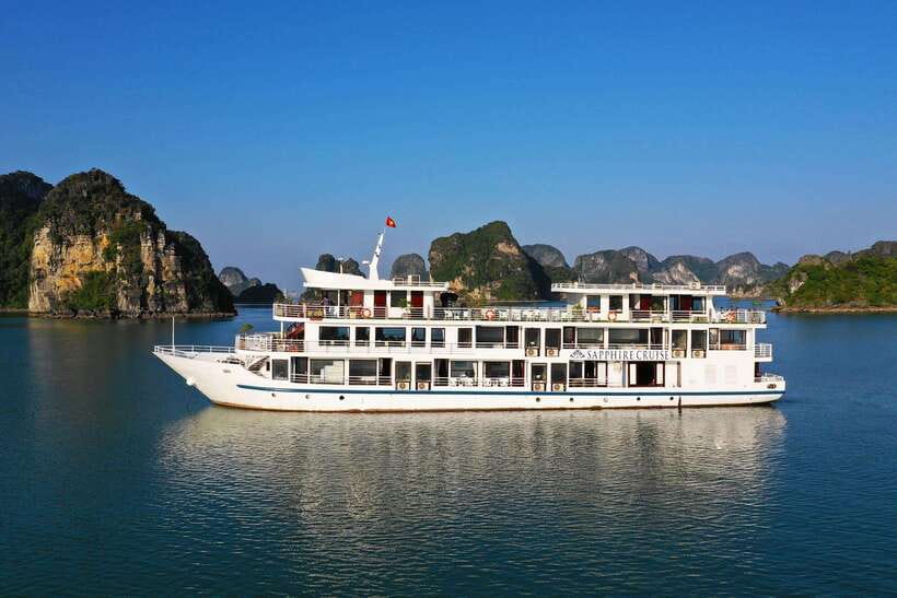 From Hanoi: 2-Day Halong Sapphire Cruise with Balcony Cabin - The early morning reward on Lan Ha Bay