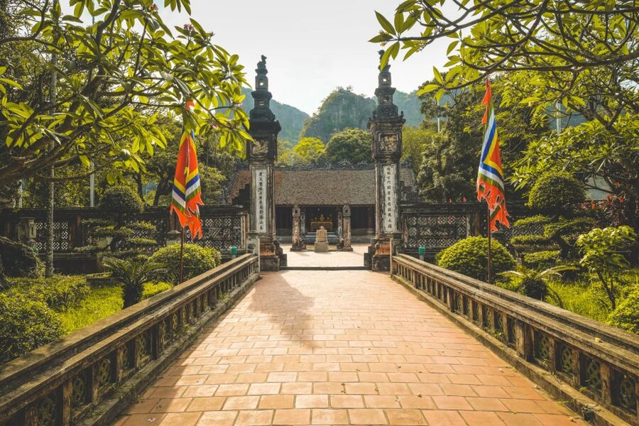 From Hanoi: 2-Day Ninh Binh Tour with Accommodation & Meals - Tam Coc by sampan, the classic river ride