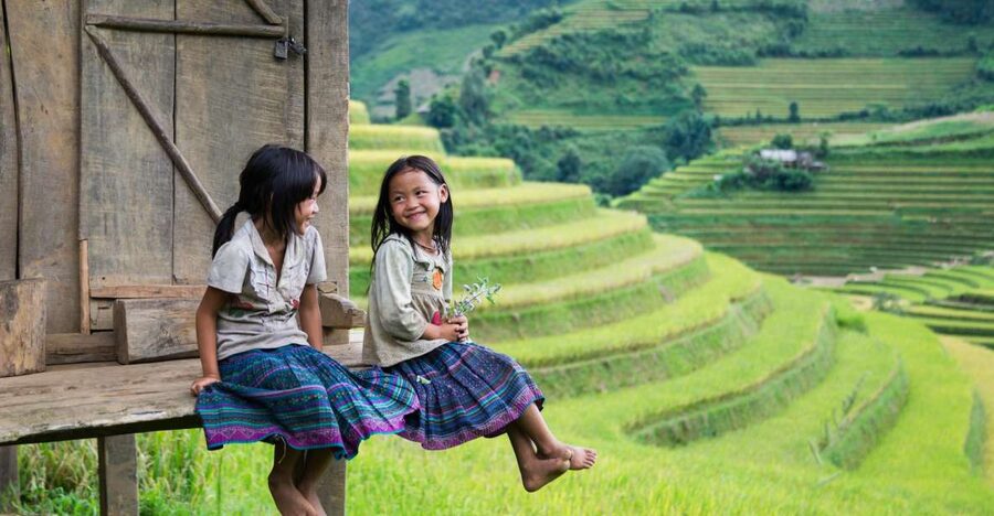 From Hanoi: 2-Day Sapa Cultural Exchange Tour with Homestay - Lunch and the first steps into Muong Hoa Valley