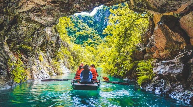 From Hanoi : 4-day Ninh Binh-Halong Bay Cruise with Balcony - Day 3: From inland cliffs to Halong Bay
