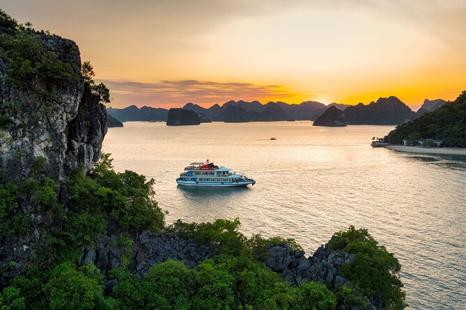 From Hanoi/Cat Ba: Lan Ha-Ha Long Bay Full Day Boat trip - A working fish farm at Cai Beo
