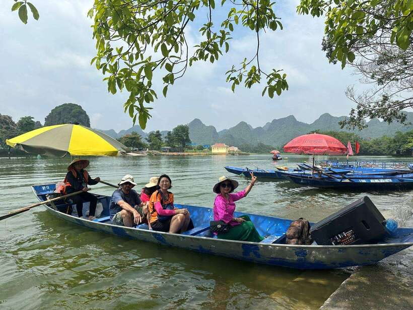 From Hanoi: Full-Day Perfume Pagoda Group Tour with Lunch - Reaching Yen Wharf by electric vehicle
