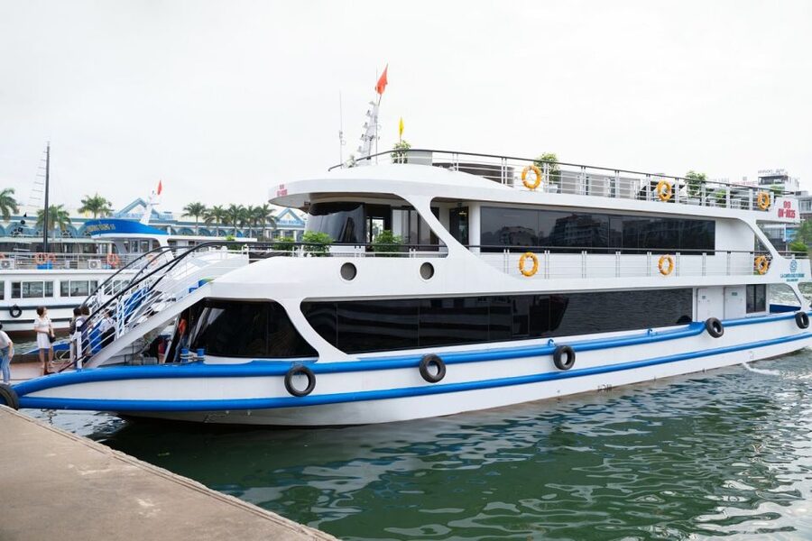 From Hanoi: Ha Long Bay Luxury Cruise Day Tour with Jacuzzi - Kayaking or bamboo boating at Luon Cave