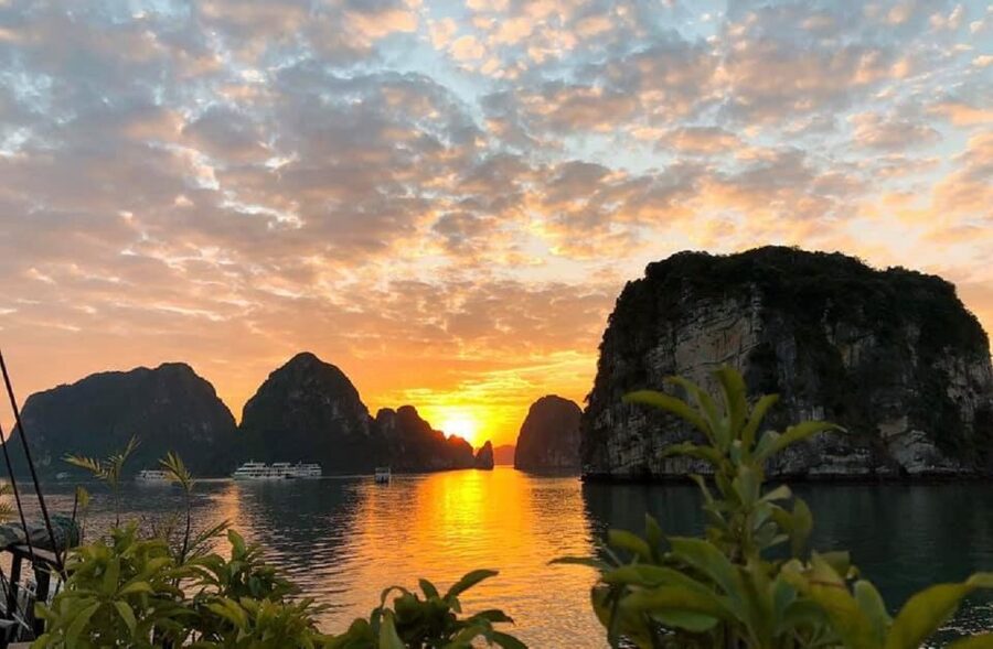 From Hanoi: Ha Long Bay Luxury Cruise Day Tour with Jacuzzi - Sunset snacks, coffee, and the jacuzzi