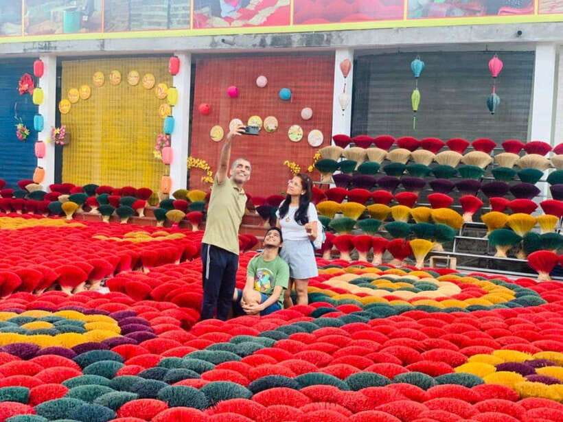 From Hanoi: Half-Day Tour to Incense & Hat Villages - Quang Phu Cau, where incense becomes a visual spectacle