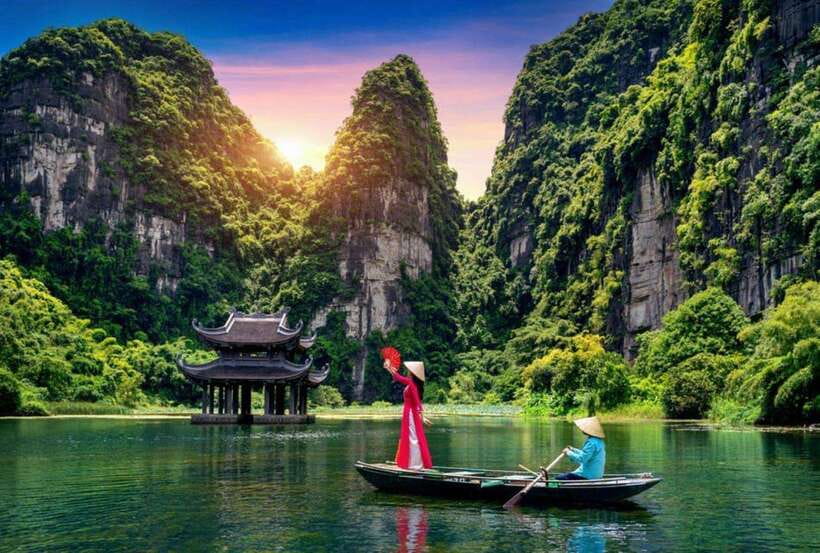 From Hanoi: Ninh Binh, Bai Dinh, Trang An and Mua Cave Trip - The long ride from Hanoi to Ninh Binh