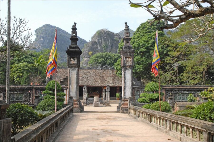 From Hanoi: Ninh Binh & Cuc Phuong National Park 2-Day Tour - Hiking in Cuc Phuong’s hot, muddy forest
