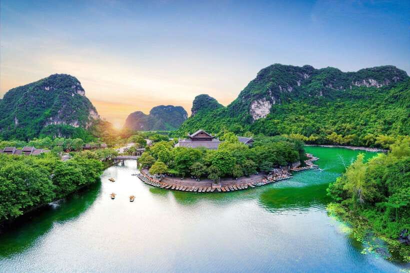 From Hanoi: Ninh Binh, Hoa Lu, Tam Coc, & Mua Cave Day-Trip - Mua Cave and the 500-step climb