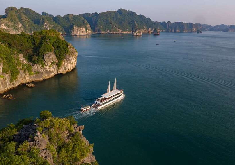 From Hanoi or Halong: Halong Bay Day Cruise - Jade Sails and the first hours on the bay