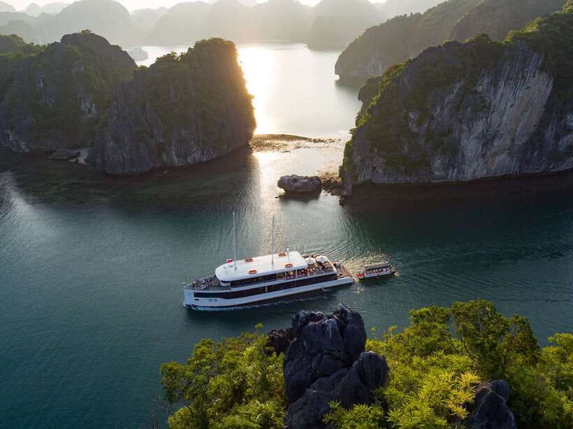 From Hanoi or Halong: Halong Bay Day Cruise - Dark and Bright Cave by kayak or rowing boat