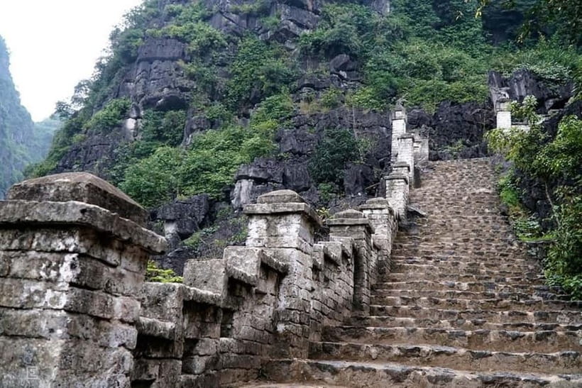 From Hanoi: Tam Coc Boat Trip and Hoa Lu & Mua Cave Tour - Tam Coc by bamboo boat