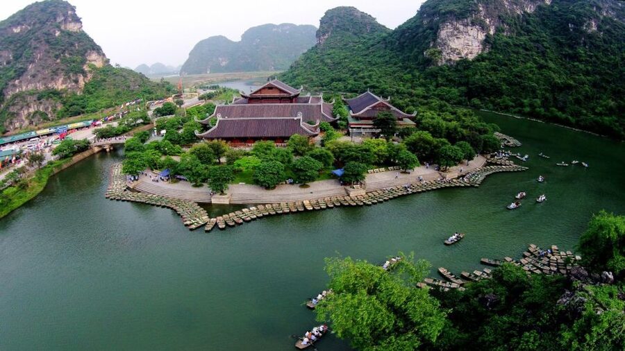 From Hanoi: Trang An & Bai Dinh Pagoda Full-Day Private Tour - Bai Dinh Pagoda and its huge bronze Buddha