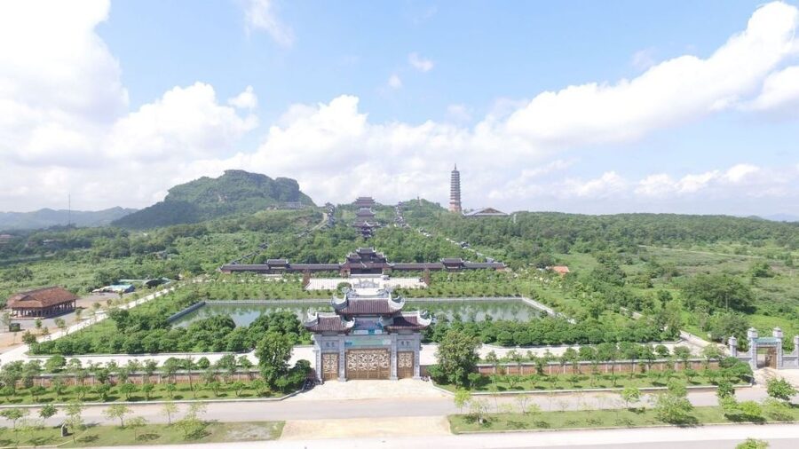 From Hanoi: Trang An & Bai Dinh Pagoda Full-Day Private Tour - A local lunch with Ninh Binh goat meat