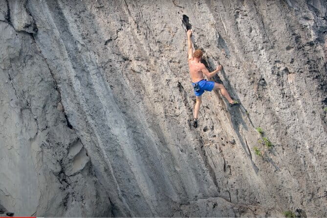 Full day deep water soloing - Kayaking in Cat Ba - Ha Long Bay. - Hòn Tay Kéo: an easy start above the water
