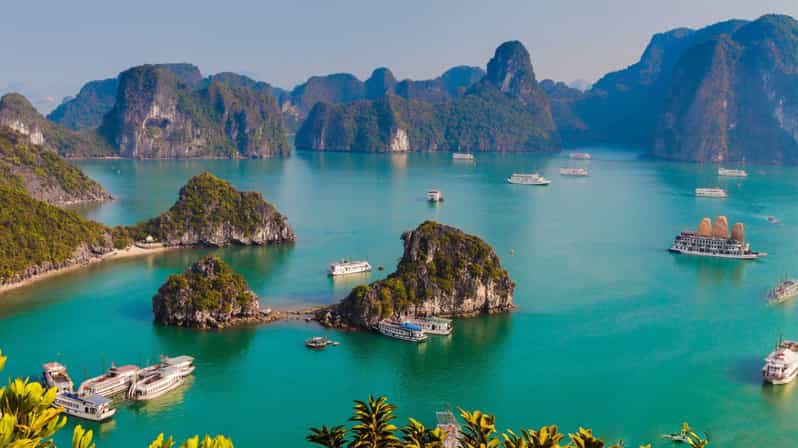 Ha Long 1 Day Luxury Small Group & Kayaking - Tuan Chau Harbor and the first hours on the water