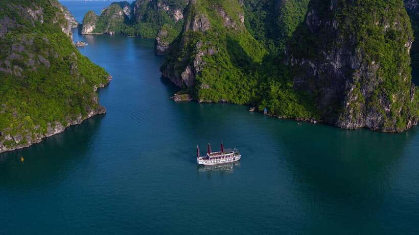 Ha Long Bay - Bai Tu Long Bay Luxury Boat Tour & Transfer - What the guides and crew add