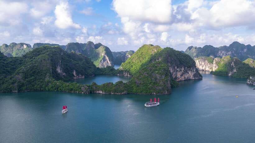 Ha Long Bay - Bai Tu Long Bay Luxury Boat Tour & Transfer - Walking through Sung Sot Cave