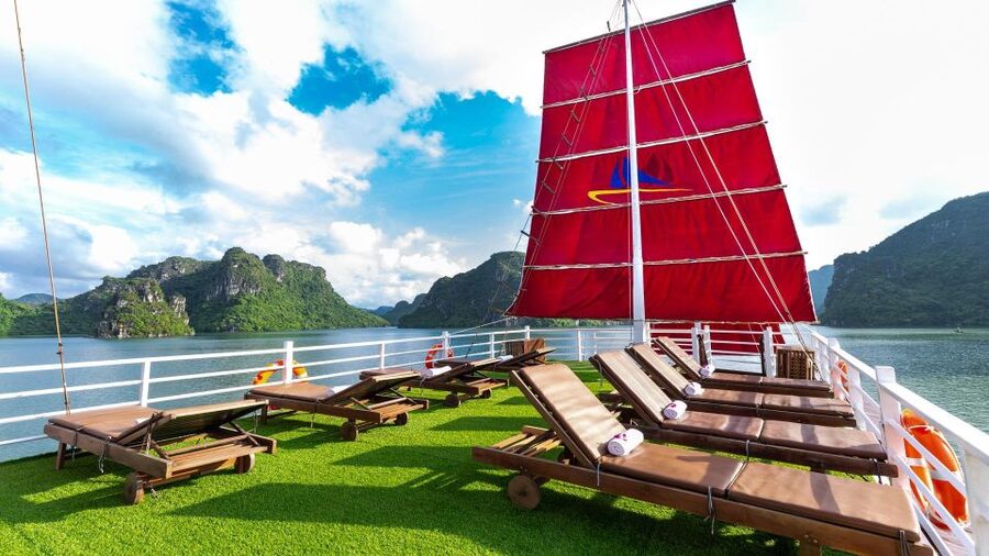Ha Long Bay - Bai Tu Long Bay Luxury Boat Tour & Transfer - Climbing Titop Island for the 360-degree view