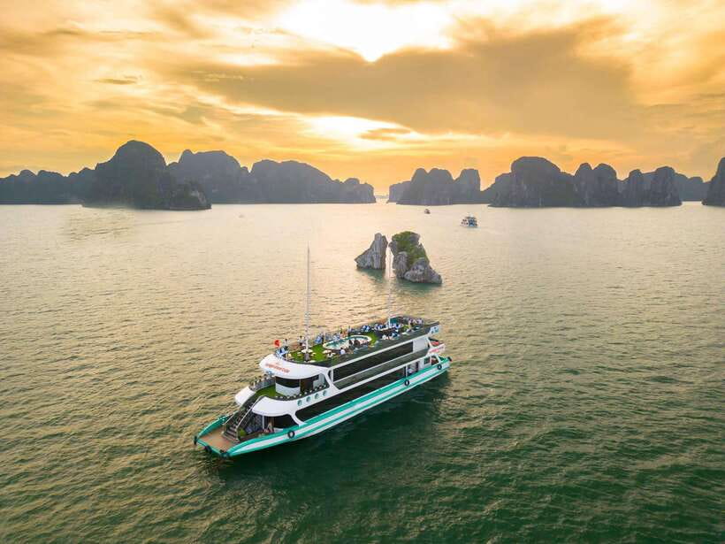 Ha Long Bay Luxury Full Day Cruise| Buffet & All Included - The seafood buffet at lunchtime