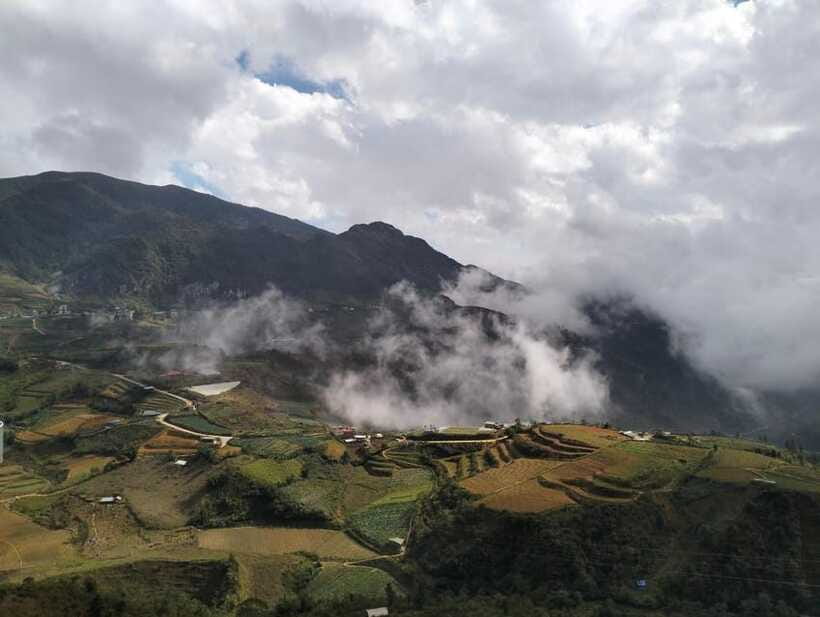 Half Day Sapa Trekking to Visit Lao Chai - Ta Van - Handling the village craft sellers