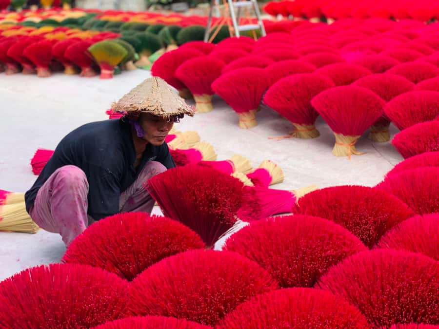 Half Day trip to Incense & Hat Villages with Train Street - Chuong village and the making of a conical hat