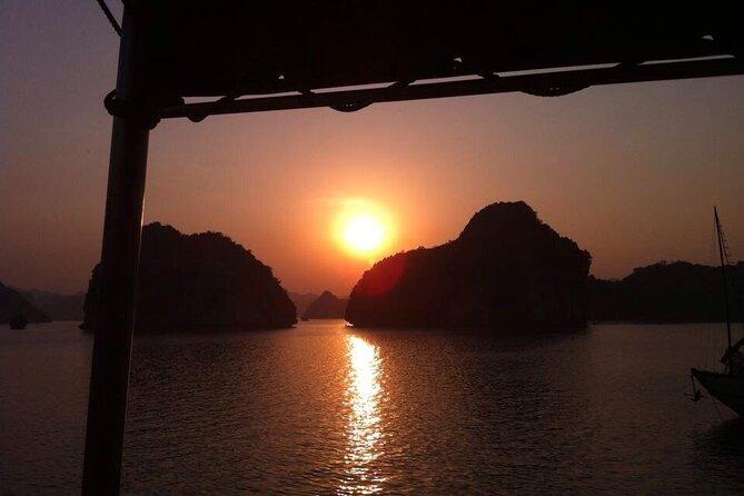 Halong Bay Cruise With Cave, Kayaking, Swimming - Buffet Lunch - Walking through Sung Sot Cave