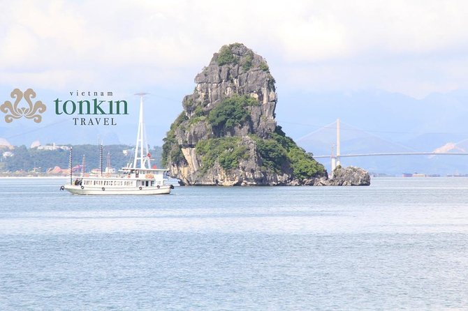 Halong Bay Day Tour: 4 hour cruising, caving, kayaking & lunch - Kayaking through Ba Hang and the tunnel