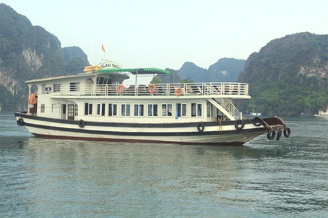 Halong Bay Day Tour: 4 hour cruising, caving, kayaking & lunch - Lunch with a view of the bay