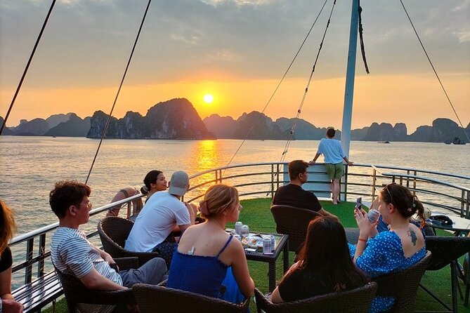 Halong Bay Day Trip 6hour: Buffet Lunch,Limousine bus,small group - The best time to handle weather and crowds