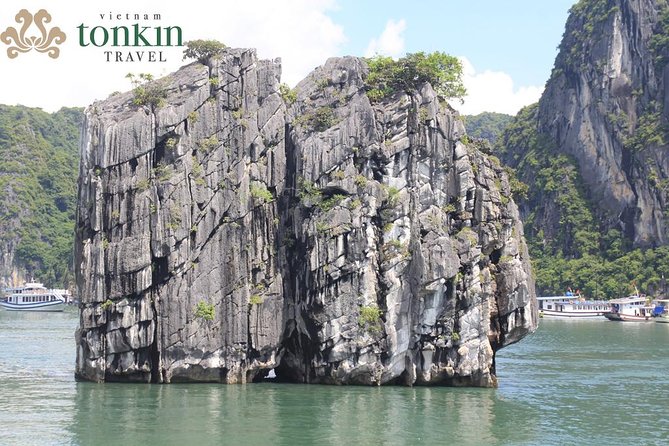 Halong bay deluxe cruise 2 days/ 1 night: kayaking, titop island, surprise cave - Lunch with seafood and Vietnamese dishes