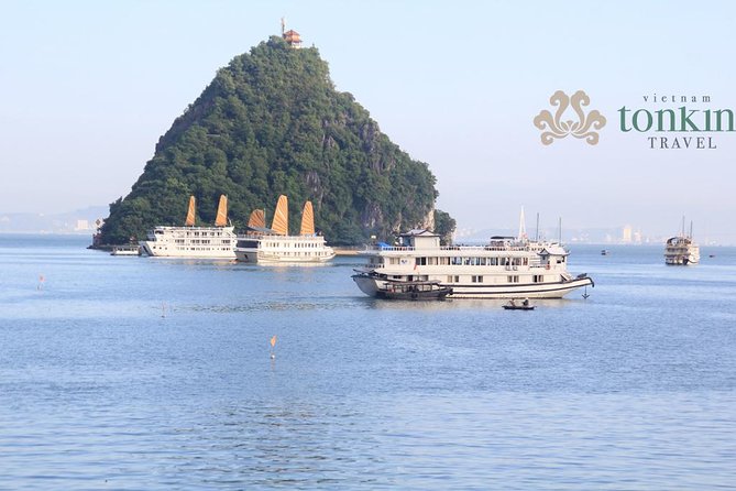 Halong bay deluxe cruise 2 days/ 1 night: kayaking, titop island, surprise cave - Kayaking through quiet water