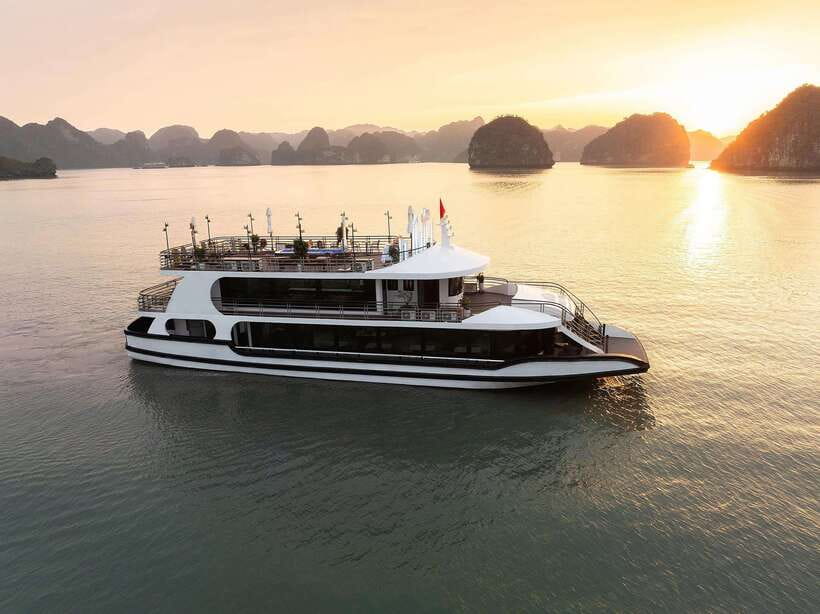 Halong Bay Luxury Cruise: Kayak&Swim,Cave, Party BEST SELLER - Buffet lunch with a view of the bay