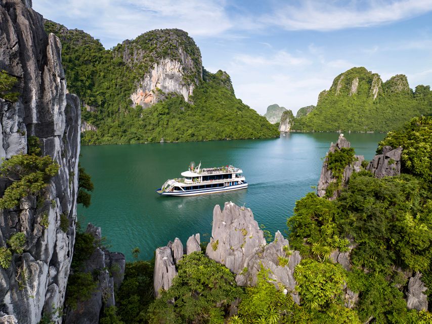 Halong Bay Luxury Cruise with Kayaking & Lunch Buffet - Vietnamese buffet lunch on board