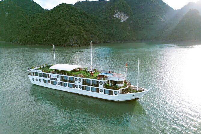 HALONG BAY LUXURY IRIS CRUISE DAY TRIP-BEST SELLER: Kayak, Music - Luon Cave gives you the most active hour